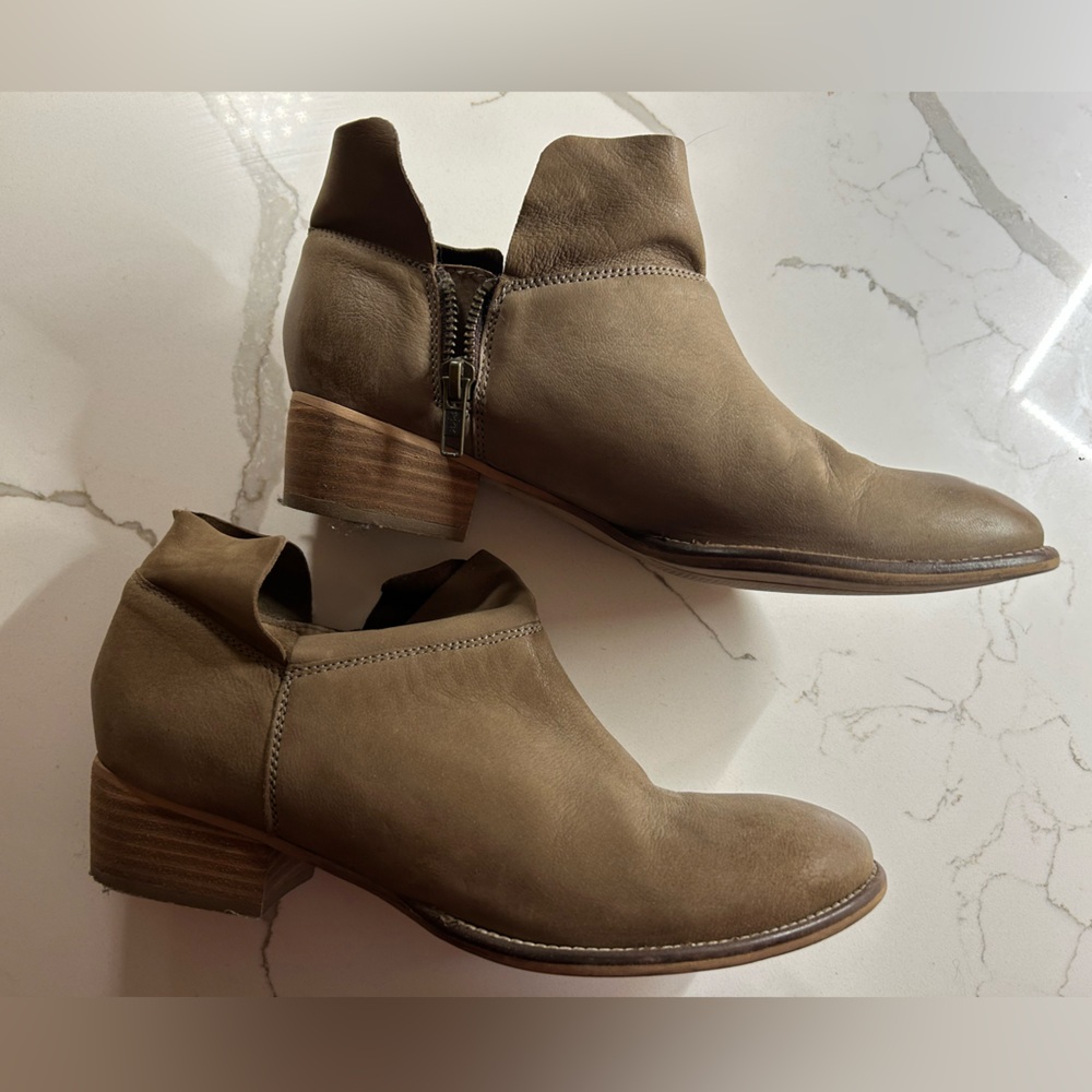 Seychelles tan suede booties